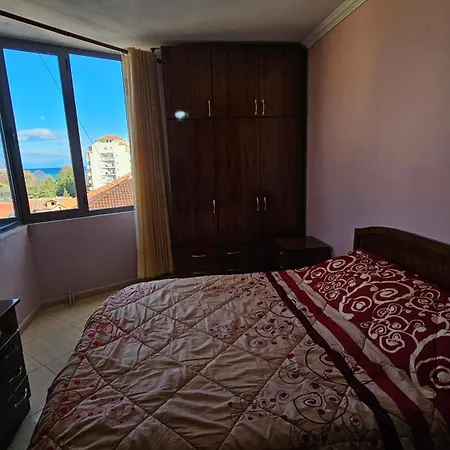 Lakeside Charmer: Hidden Gem With Panoramic Views! Appartamento